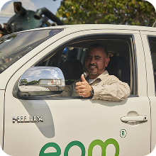 Funcionario de epm en una camioneta sonríe y levanta el pulgar