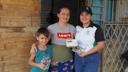 Familia con energía prepago y empleada de la empresa CENS